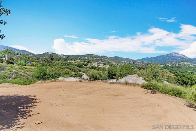 3176 Via Viejas, Alpine CA: https://media.crmls.org/mediaz/e8d39466-620e-40ec-b5c9-dd352b908423.jpg