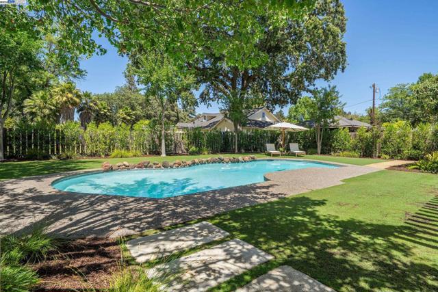 55 Cora Ct, Walnut Creek CA: https://media.crmls.org/mediaz/e8d3e18e-041b-4aec-9dc7-43912bf1e8ff.jpg