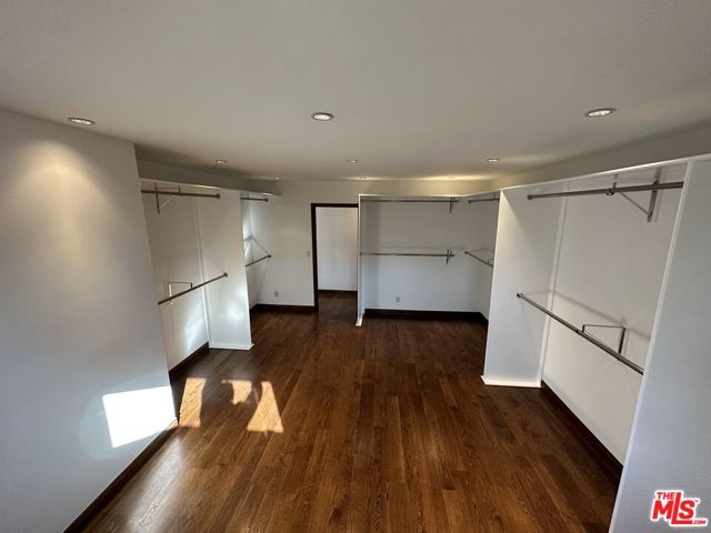 619 N Canon Drive, Beverly Hills CA: https://media.crmls.org/mediaz/e8d4287b-c8d0-434b-8b8f-9ef0e5684eac.jpg