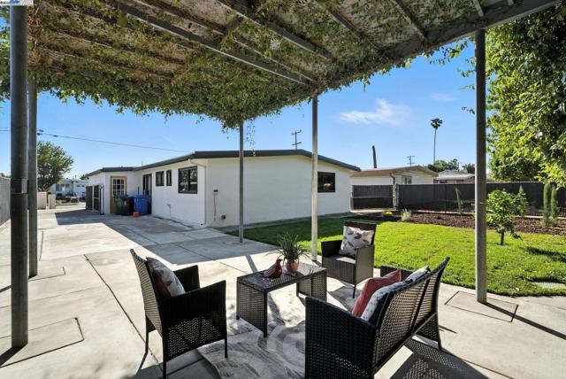 36686 Charles St, Newark CA: https://media.crmls.org/mediaz/e8d4337e-49a0-4f23-9417-a7bb9e52a845.jpg