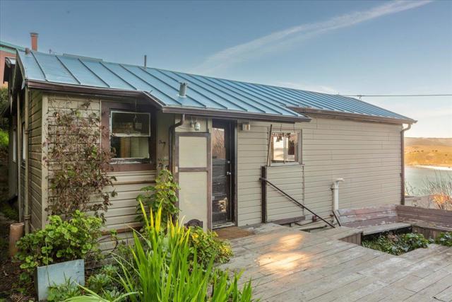 268 Olympian Way, Pacifica CA: https://media.crmls.org/mediaz/e8d46909-4419-4bff-be74-a5b07f15bfbb.jpg