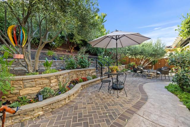 1748 Veneto Ln, Brentwood CA: https://media.crmls.org/mediaz/e8d5a27e-8d7d-4fe4-a285-5757405e2cb6.jpg