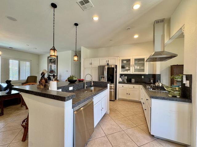 34 Calle La Reina, Rancho Mirage CA: https://media.crmls.org/mediaz/e8d5b14c-4076-4137-b2b6-2689fc0f50a6.jpg