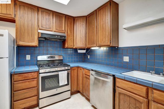 536 Pomona Ave, Albany CA: https://media.crmls.org/mediaz/e8d60008-4f74-46e1-9768-7517468b6cac.jpg