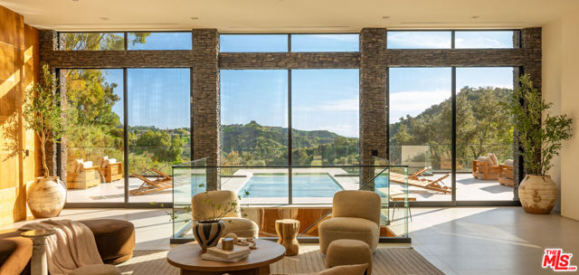 12752 Mulholland Drive, Beverly Hills CA: https://media.crmls.org/mediaz/e8d688f9-d661-47d1-bde8-a47e015c8132.jpg