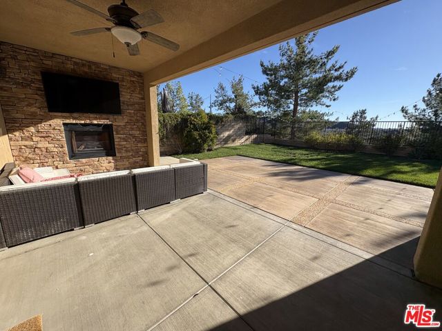 19320 Carranza Lane, Santa Clarita CA: https://media.crmls.org/mediaz/e8d89cd8-60de-4dc0-899a-a119136441a9.jpg