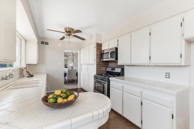 47 Grandview Circle, Camarillo CA: https://media.crmls.org/mediaz/e8d911ff-b165-4b5c-a71e-f75234a3b831.jpg