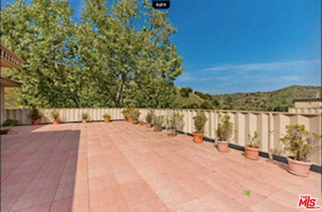 6752 Hillpark Drive, Los Angeles CA: https://media.crmls.org/mediaz/e8d98ae6-f7f3-4a64-926a-cf549fdb2ddc.jpg