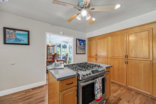 1923 Green Valley Rd, Alamo CA: https://media.crmls.org/mediaz/e8da0e5f-d4a7-44fc-ab29-86c55e8e3626.jpg