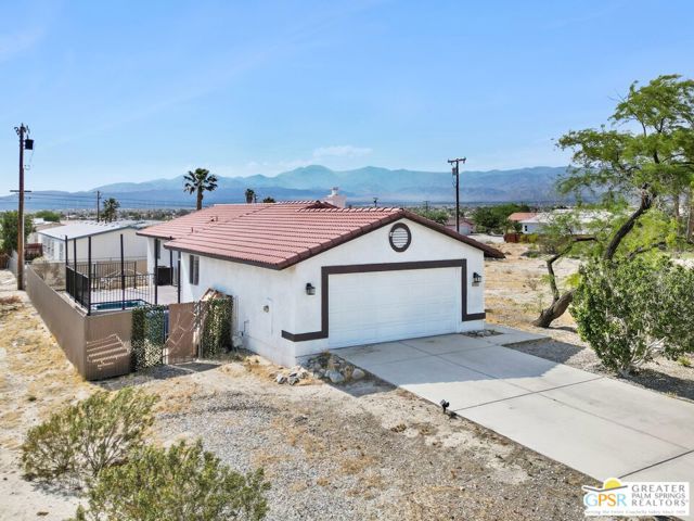 16653 Bubbling Wells Road, Desert Hot Springs CA: https://media.crmls.org/mediaz/e8da4b21-1687-46ae-87df-b89c6a71ff87.jpg