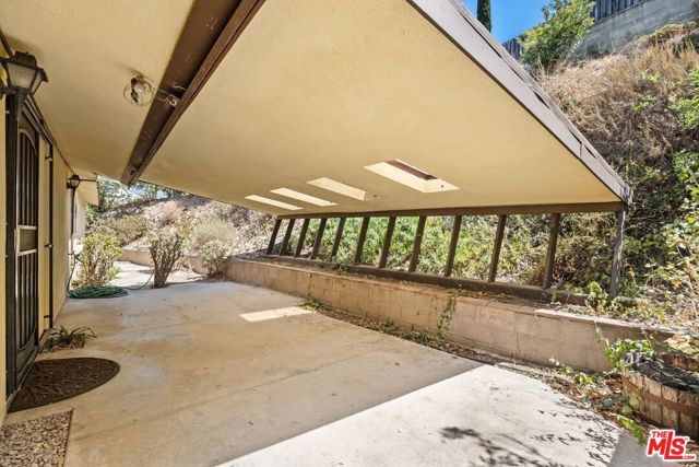 9762 Sunland Boulevard photo 3