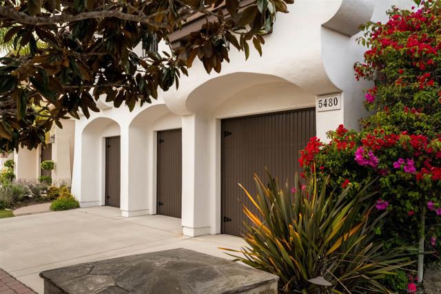 5480 Valerio Trl, San Diego CA: https://media.crmls.org/mediaz/e8daaad2-c6fd-46e1-a7bc-668cab51bdeb.jpg