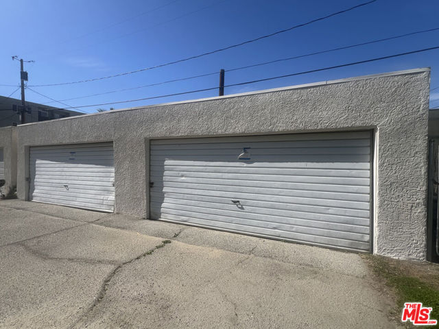 4129 1/2 W Toluca Lake Avenue, Burbank CA: https://media.crmls.org/mediaz/e8daad53-9eca-413d-bcc8-561317dd1217.jpg