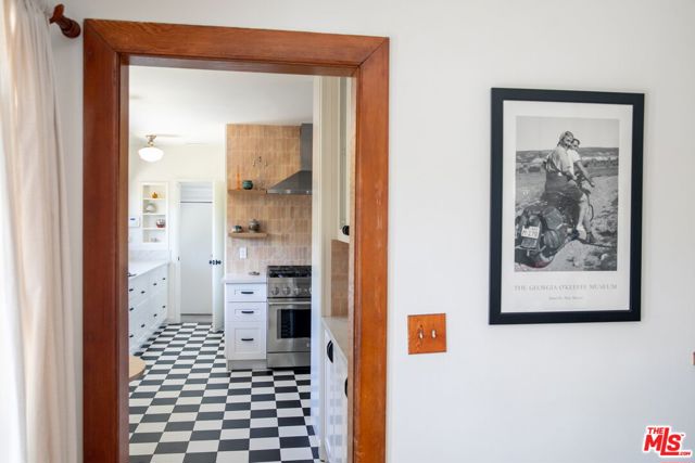 898 N Chester Avenue, Pasadena CA: https://media.crmls.org/mediaz/e8db332d-1f3c-4067-8fdc-c50ac7593d86.jpg