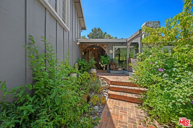 16582 Calneva Drive, Encino CA: https://media.crmls.org/mediaz/e8db42c2-20c5-4122-bfd0-1195f7be0395.jpg