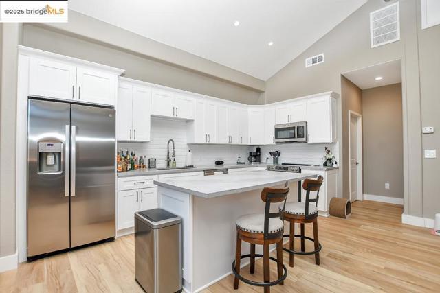 430 Ellisa Ln, Brentwood CA: https://media.crmls.org/mediaz/e8dbbf1f-a6f1-4b6d-84ef-a70bddecebac.jpg