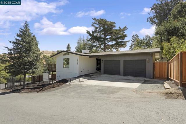 3233 Lucas Circle, Lafayette CA: https://media.crmls.org/mediaz/e8dbfb25-8f97-48d1-9da5-e7292d273a37.jpg