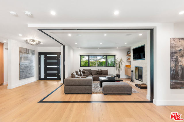 4961 Noeline Avenue, Encino CA: https://media.crmls.org/mediaz/e8dc223f-d729-4e5a-8c42-3eccfc524438.jpg