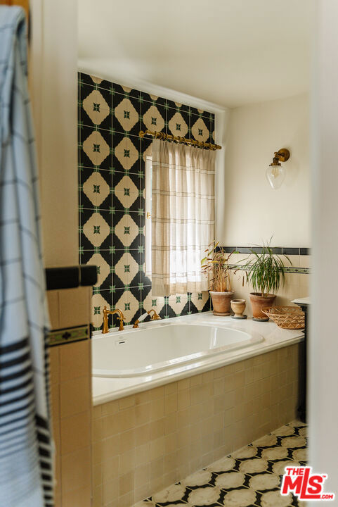 5163 Franklin Avenue, Los Angeles CA: https://media.crmls.org/mediaz/e8dc5ede-dd5d-42b7-878f-7eeb9563906e.jpg