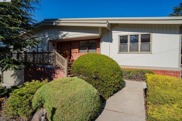4732 Mira Vista Drive, Castro Valley CA: https://media.crmls.org/mediaz/e8dc7ce7-30f6-4ae7-93fb-2abde2ea6d1f.jpg