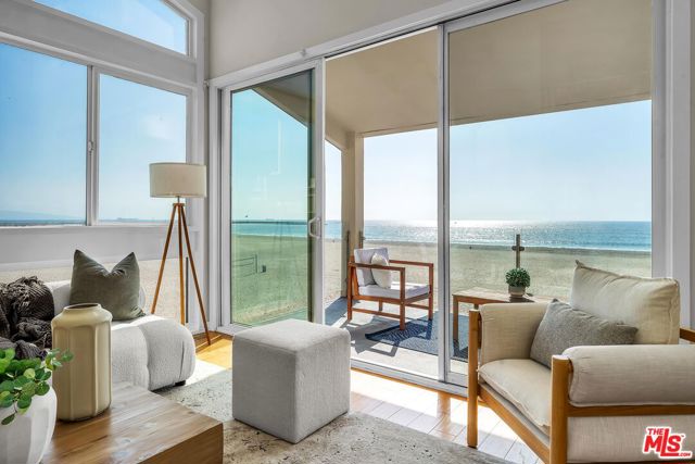 4 Lighthouse Street, Marina del Rey CA: https://media.crmls.org/mediaz/e8ddac8a-4cc7-4f55-b35f-0edcc7f95845.jpg