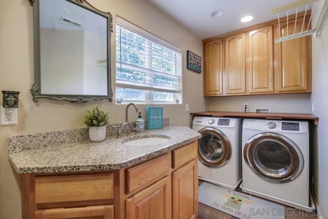 210 Frances Dr, El Cajon CA: https://media.crmls.org/mediaz/e8ddc4e8-2cd1-4f6e-91db-b88cb4c6f3fb.jpg