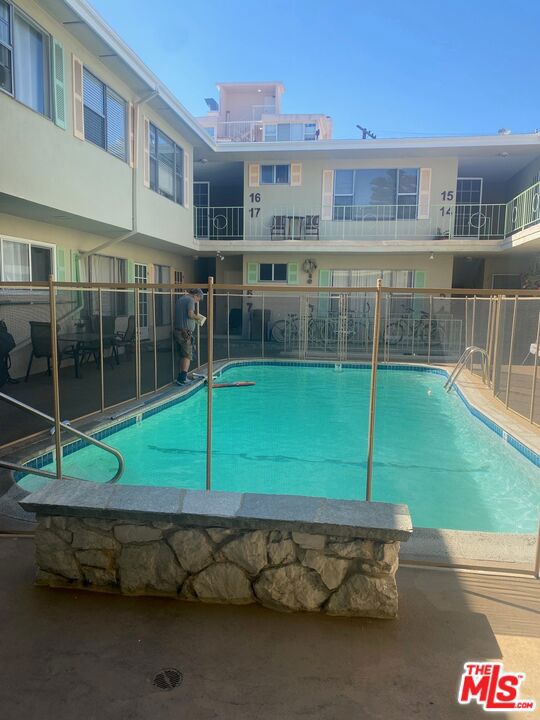 11829 Kiowa Avenue, Los Angeles CA: https://media.crmls.org/mediaz/e8de6643-e388-444c-b3ff-daa0784812fc.jpg