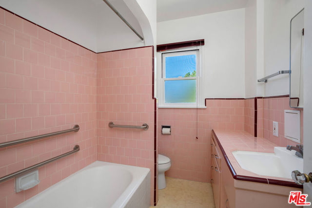 1119 Maple Street, Santa Monica CA: https://media.crmls.org/mediaz/e8def4c1-8521-4319-b23e-7d799e0cc9dd.jpg