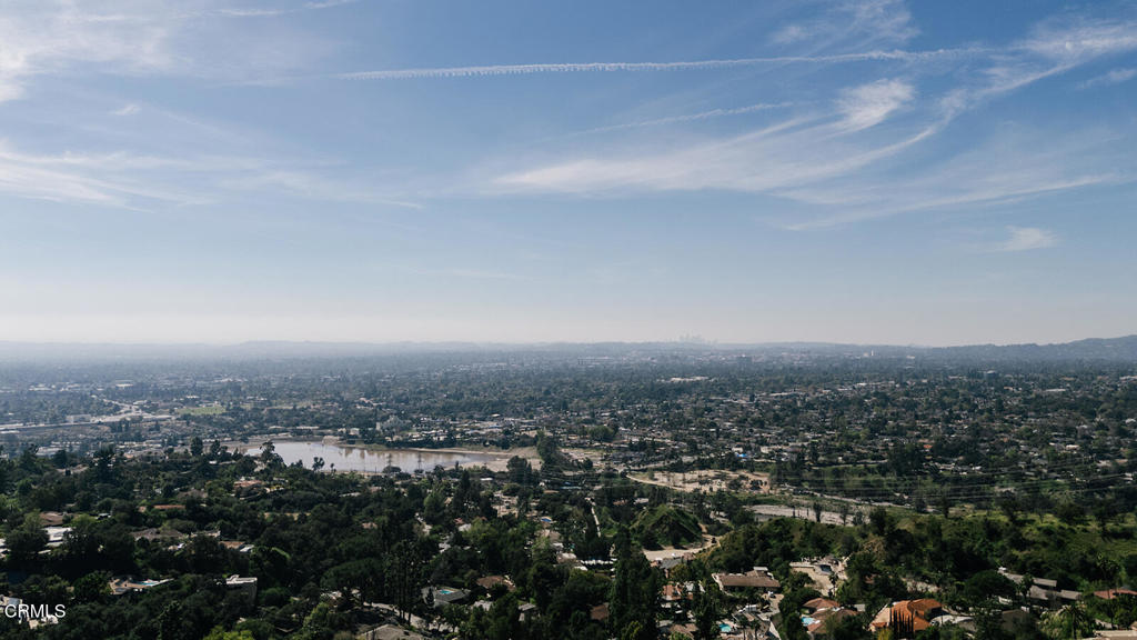 https://media.crmls.org/mediaz/e8def4fd-d112-413d-b336-8e7790ff6587.jpg?preset=X-Large