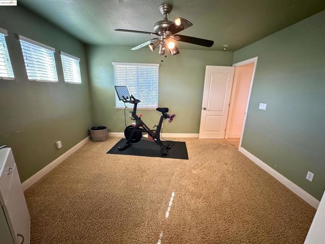 1327 Remington Ct, Tracy CA: https://media.crmls.org/mediaz/e8dff795-166c-4773-a62e-14ac340fc017.jpg