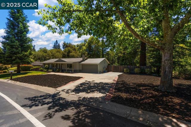 180 Ivy Drive, Orinda CA: https://media.crmls.org/mediaz/e8e0306e-db32-495c-ac9a-2351fed036ed.jpg