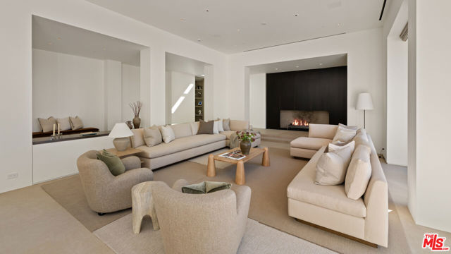 1016 N Hillcrest Road, Beverly Hills CA: https://media.crmls.org/mediaz/e8e07331-1b94-47b0-83bb-5f46682cbb33.jpg