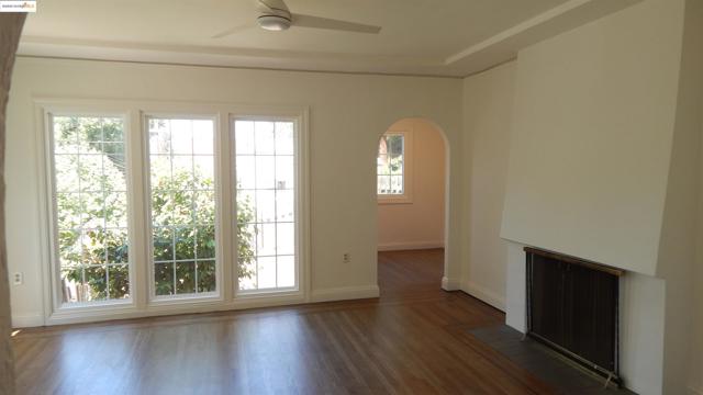 108 Green St, Martinez CA: https://media.crmls.org/mediaz/e8e09c4e-82a2-4d0a-a9bc-3689c5728f30.jpg