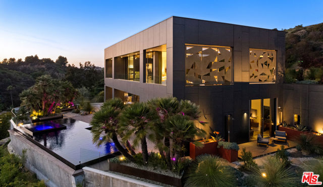 2341 Gloaming Way, Beverly Hills CA: https://media.crmls.org/mediaz/e8e0ad08-7720-4e0b-9877-5b25aafc1bab.jpg