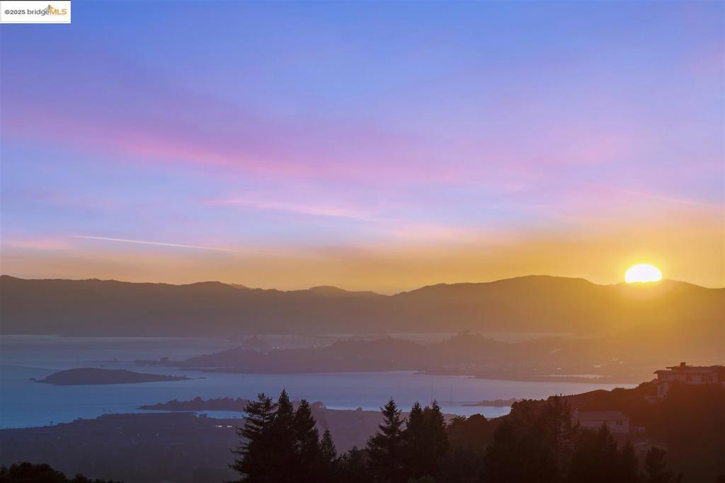 https://media.crmls.org/mediaz/e8e1cd6d-29e8-46e4-a2a1-5dc63766eb93.jpg?preset=X-Large