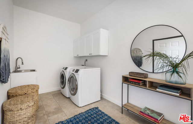 11536 Burbank Boulevard, North Hollywood CA: https://media.crmls.org/mediaz/e8e1f49f-04ee-43e6-8910-e6cd948aeed9.jpg