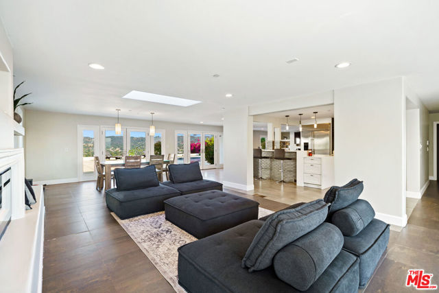 5118 Cerrillos Drive, Woodland Hills CA: https://media.crmls.org/mediaz/e8e289b4-6c97-4d2b-8efc-89dbeed813dd.jpg