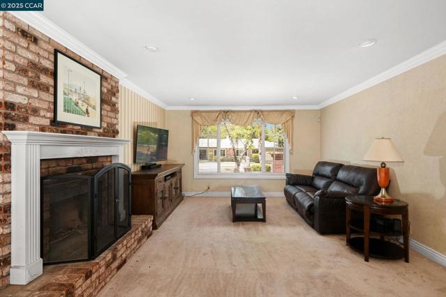 35 Alta Sierra Pl, Alamo CA: https://media.crmls.org/mediaz/e8e45249-490b-4d0e-b3ec-d1037d4777cd.jpg