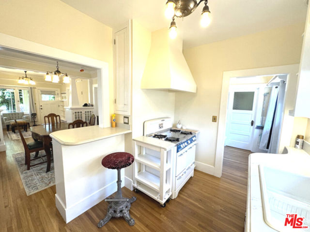 334 Belmont Avenue, Los Angeles CA: https://media.crmls.org/mediaz/e8e4e051-b0ca-4617-903d-06aa9addb04c.jpg