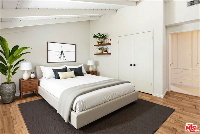 21924 Buena Ventura Street, Woodland Hills CA: https://media.crmls.org/mediaz/e8e59fff-0c7c-4f22-9f2d-bd540588d0d0.jpg