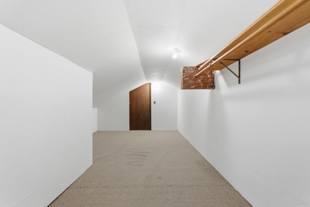 https://media.crmls.org/mediaz/e8e5d138-69e0-48be-ad17-608c1d8ca9f5.jpg?preset=X-Large