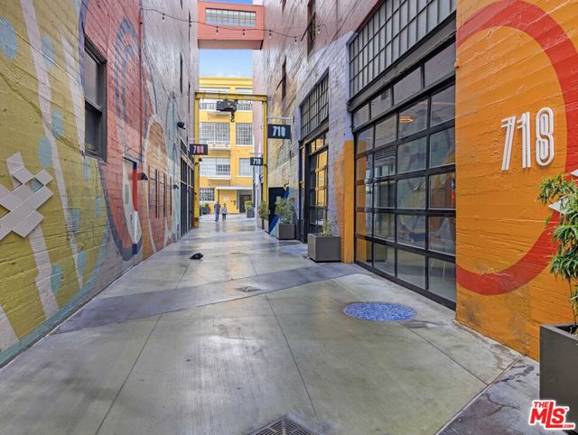 738 S Los Angeles Street, Los Angeles CA: https://media.crmls.org/mediaz/e8e73b21-89df-499c-9906-b99ed48bb883.jpg