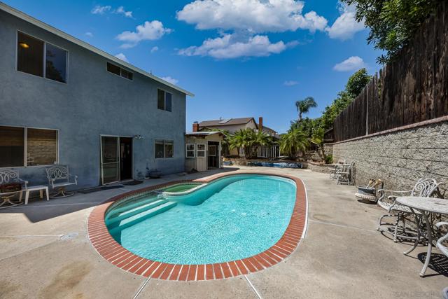 10129 E Glendon Cir, Santee CA: https://media.crmls.org/mediaz/e8e794b5-152a-4f47-a3b1-6eb584180c74.jpg
