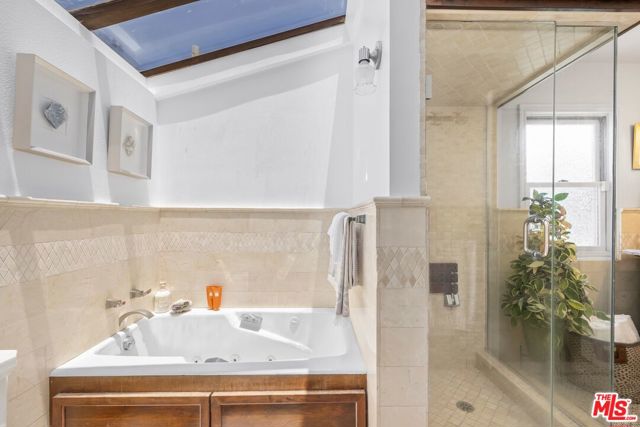 17 20th Avenue, Venice CA: https://media.crmls.org/mediaz/e8e80125-8755-4355-9fd2-78443ba63de1.jpg