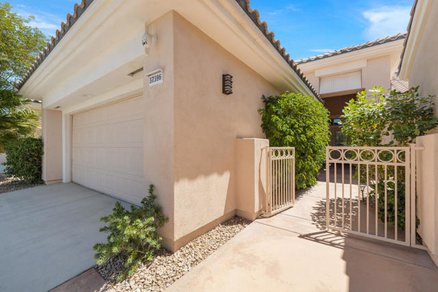 37396 Pineknoll Avenue, Palm Desert CA: https://media.crmls.org/mediaz/e8e83fec-985d-4a82-a331-f313899c4864.jpg