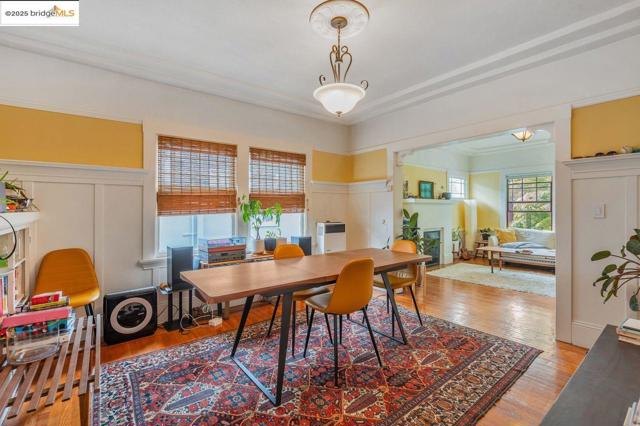 5537 Claremont Ave, Oakland CA: https://media.crmls.org/mediaz/e8e84285-5dfa-4c5a-abb1-1e7fd53f9c9a.jpg