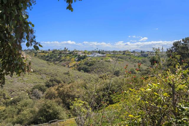 3833 Tomahawk Ln, San Diego CA: https://media.crmls.org/mediaz/e8ea5c78-a682-49f4-80a6-fc96acef9988.jpg