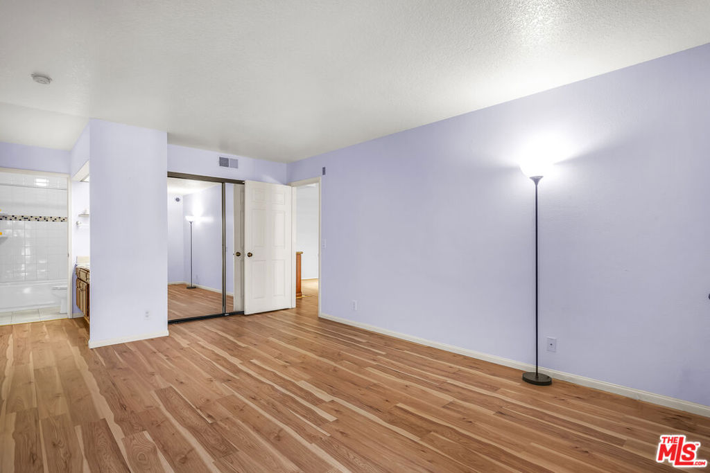 https://media.crmls.org/mediaz/e8eb365d-39f2-495c-ab5d-52ad2ed34863.jpg?preset=X-Large
