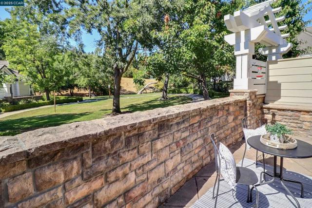 136 Sugarloaf Ct, Alamo CA: https://media.crmls.org/mediaz/e8eb5cae-787c-47cd-9c7d-40154252ee11.jpg