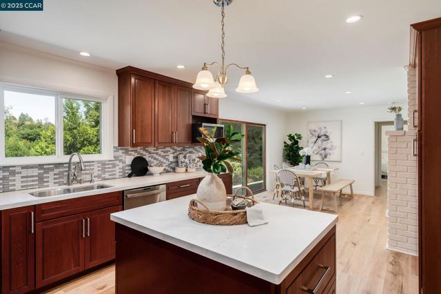 3402 Goyak Dr, Lafayette CA: https://media.crmls.org/mediaz/e8eba1d4-439b-4caf-a190-0b6785b73536.jpg